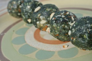 These energy balls as great as part of breakfast, as a snack on-the-go, or dessert!